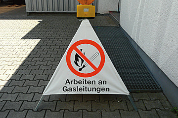 Warnpyramide / Faltsignal, Höhe 90 cm, tagesleuchtend, Text "Arbeiten an Gasleitungen"