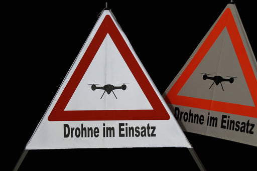 Warnpyramide / Faltsignal, Höhe 90 cm, weiß retroreflektierend, Text "Drohne im Einsatz"