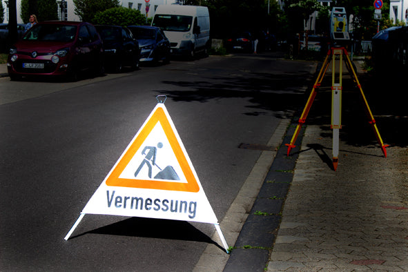 Warnpyramide / Faltsignal, Höhe 90 cm, retroreflektierend, Text "Vermessung"